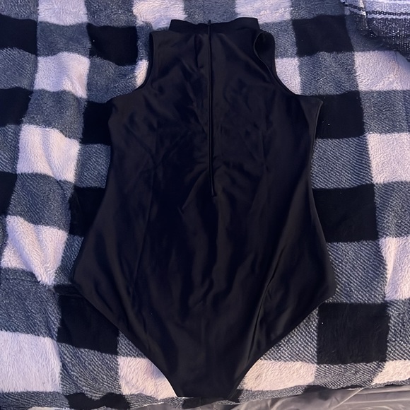Black XXL kepblom bodysuit. Zip up in the back turtleneck and cap sleeve - Picture 2 of 3